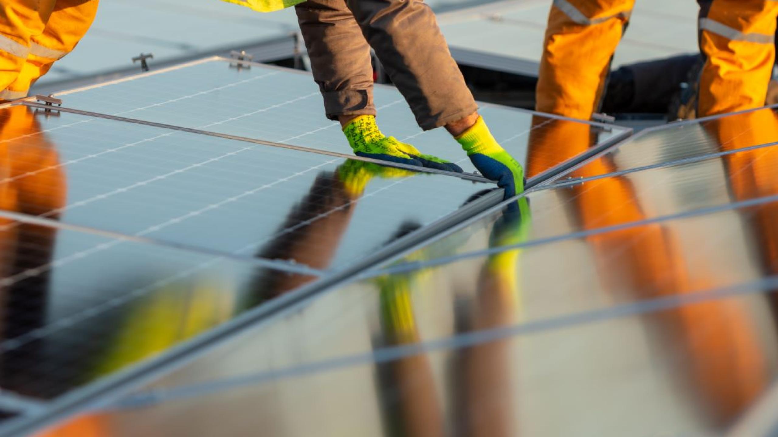 Close-up fotovoltaïsche zonnepanelen leggen.