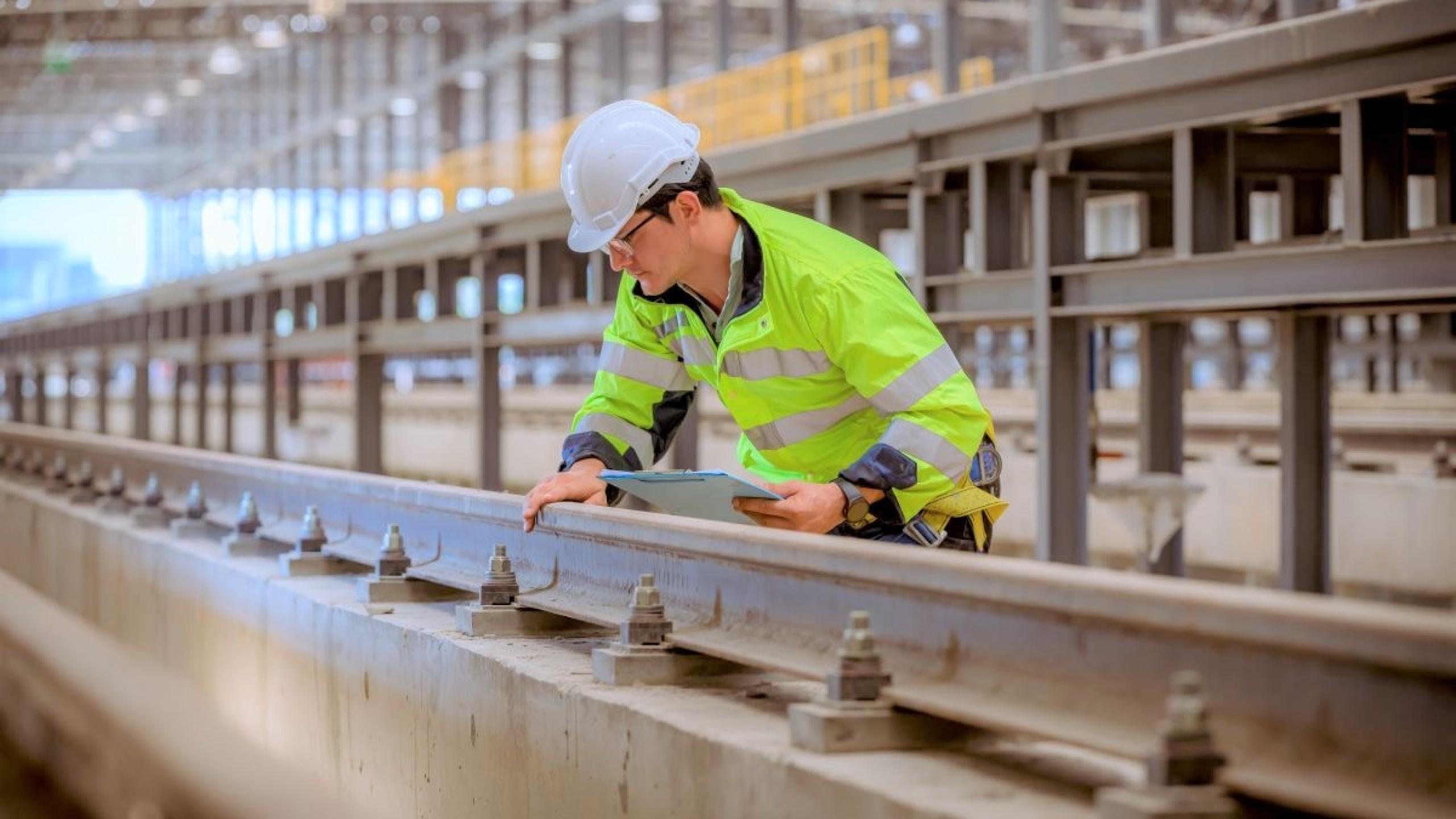 Ingenieur controleert treinsporen