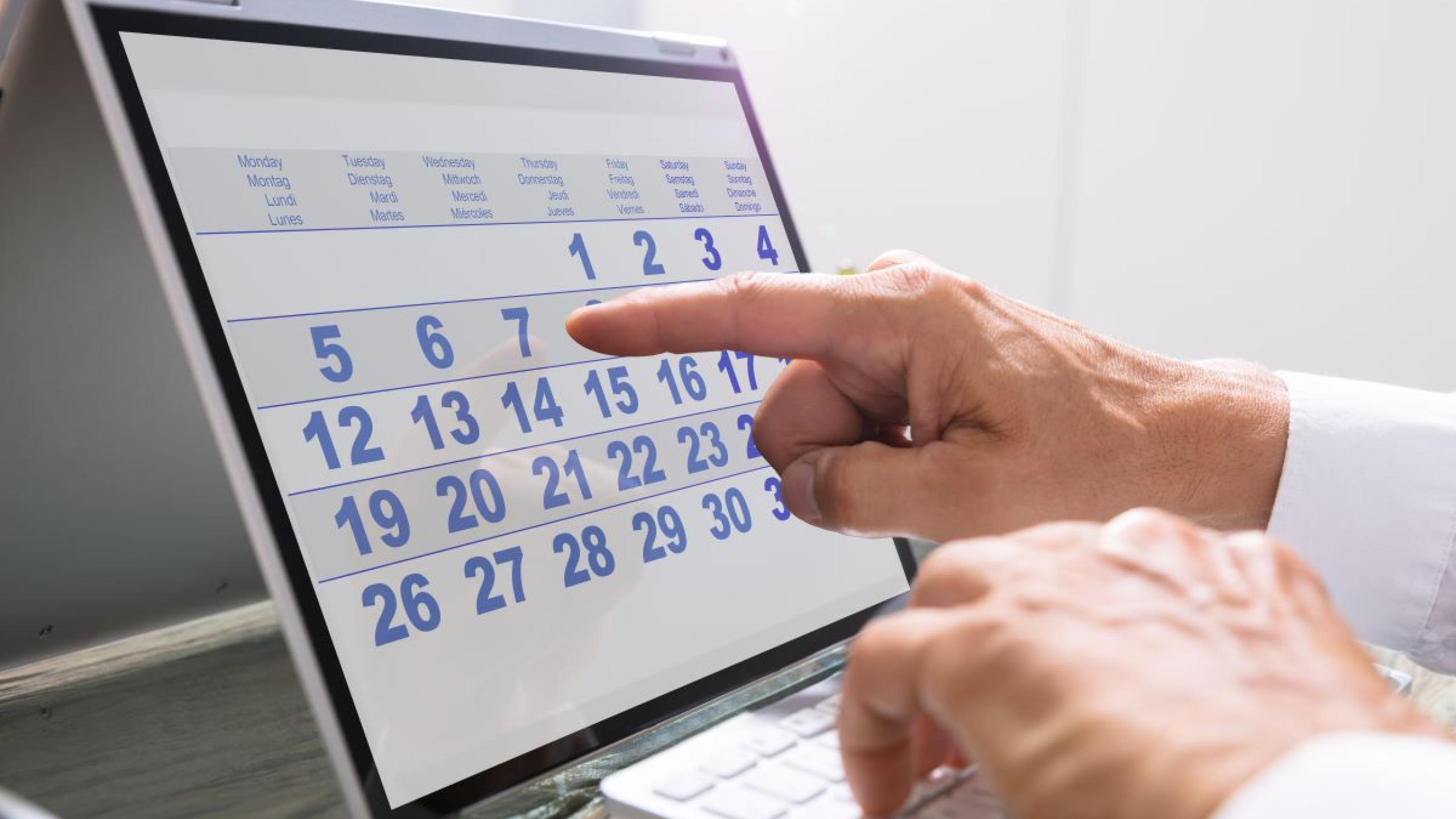 Kalender op laptop.
