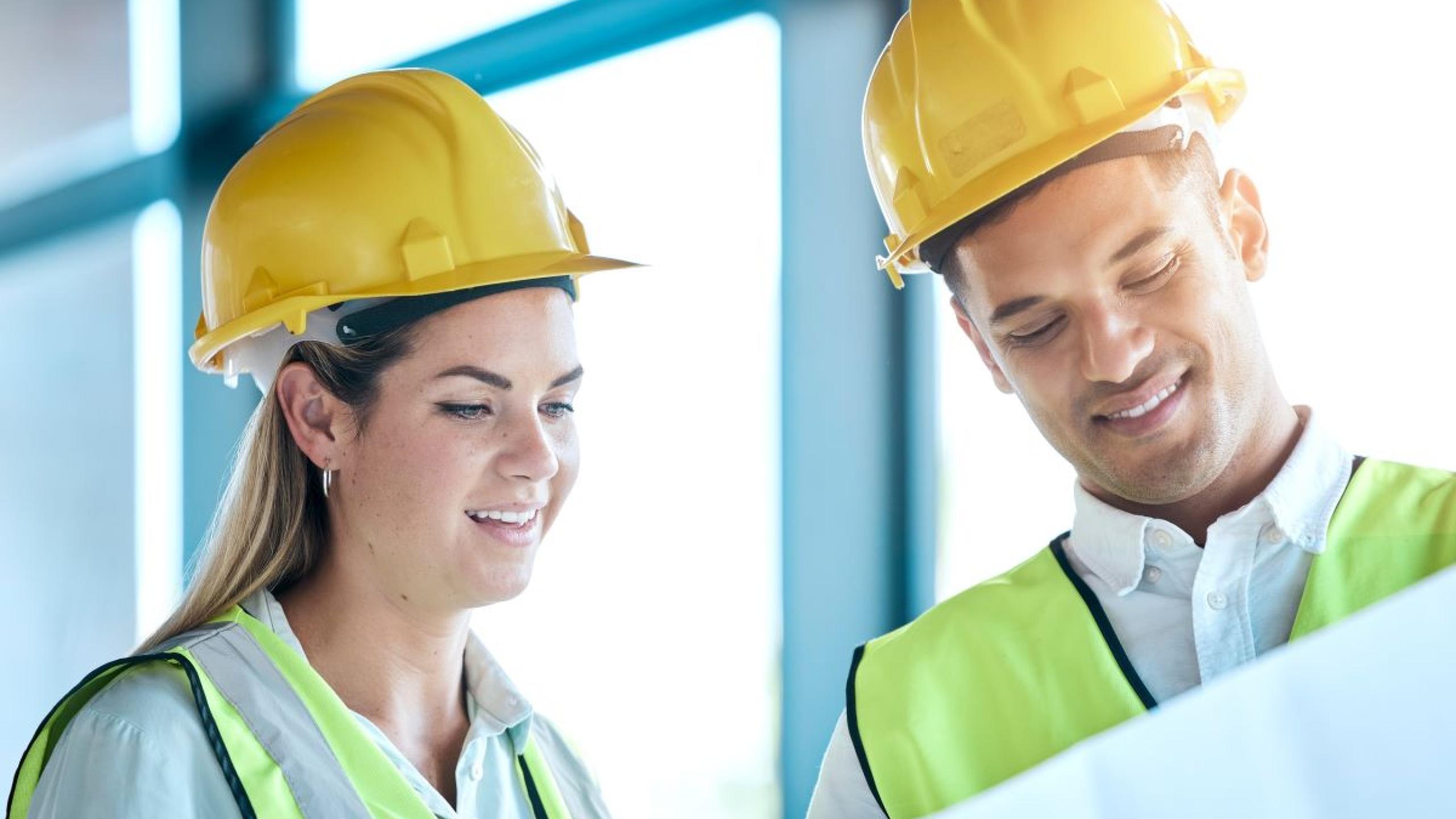 Twee ingenieurs bekijken plannen.