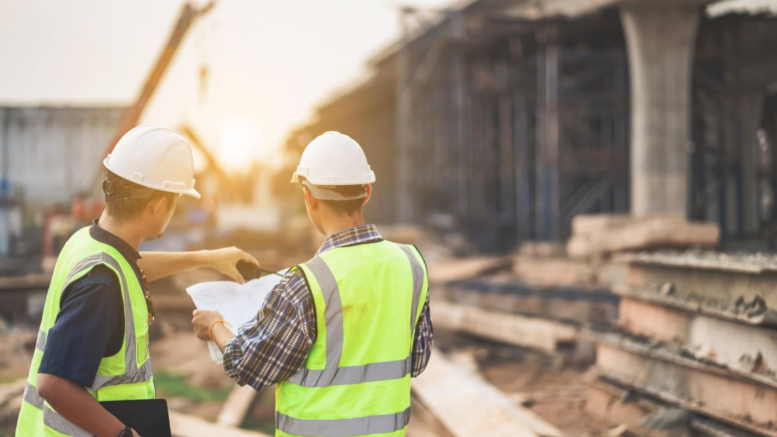 Ingenieurs op bouwplaats infrastructuurwerken.