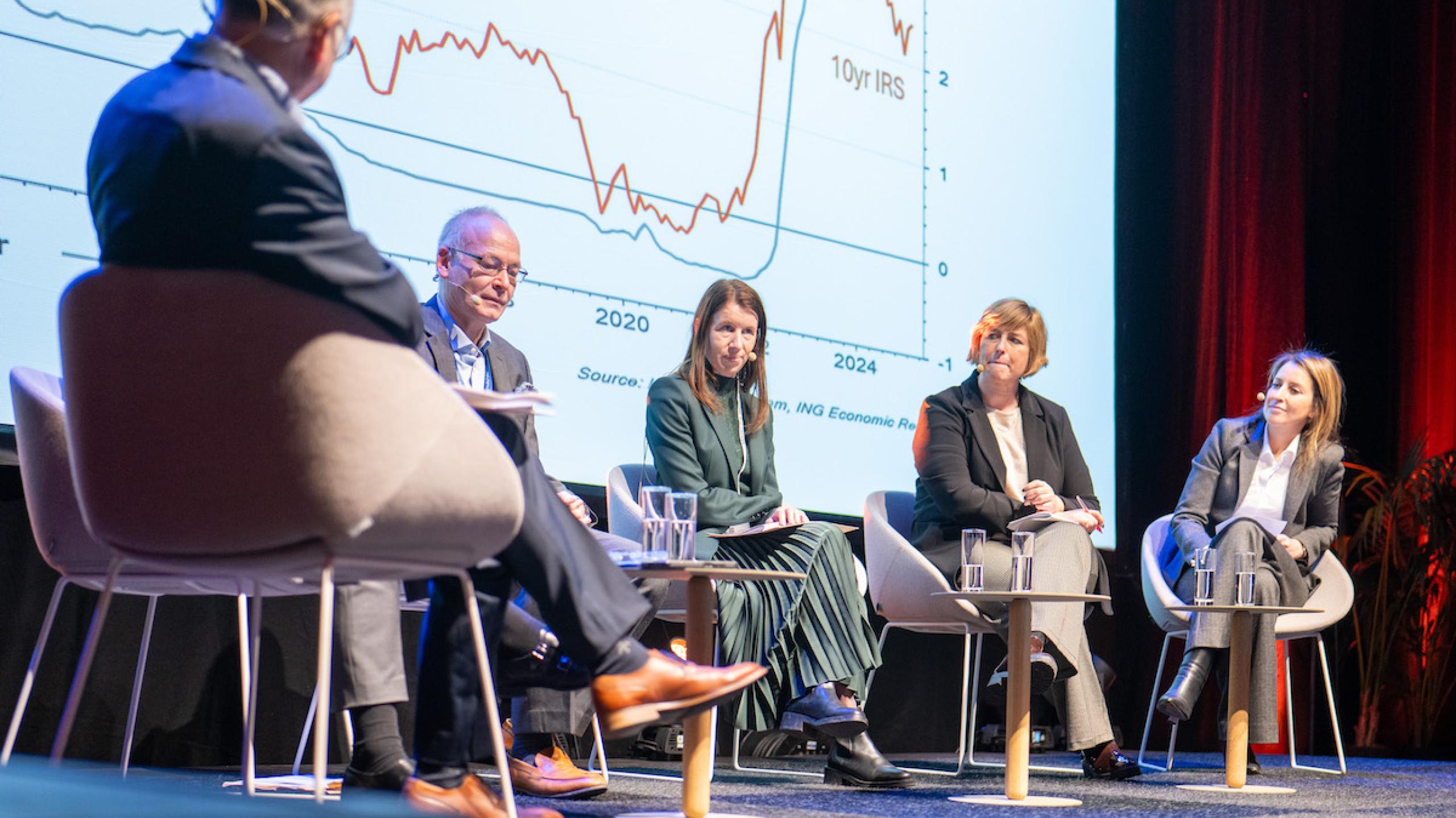 Caroline Deiteren in panelgesprek op podium Futurebuild.