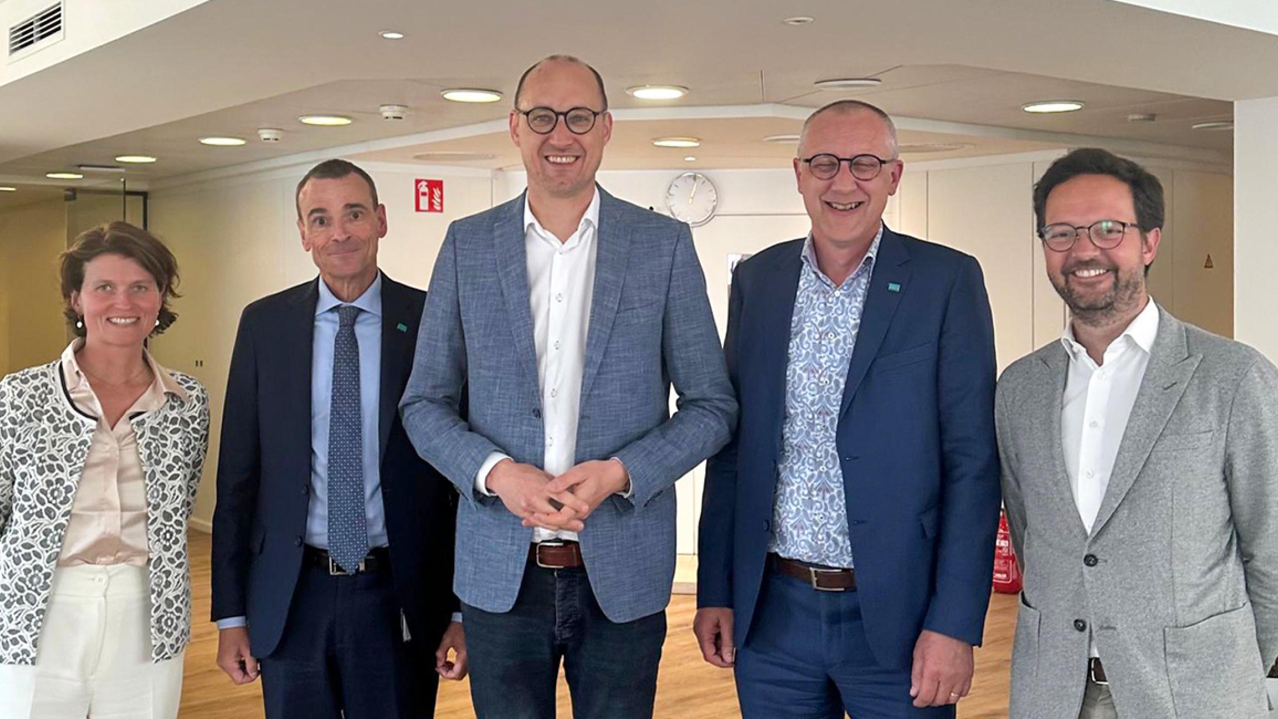 Groepsfoto met minister van Peteghem.
